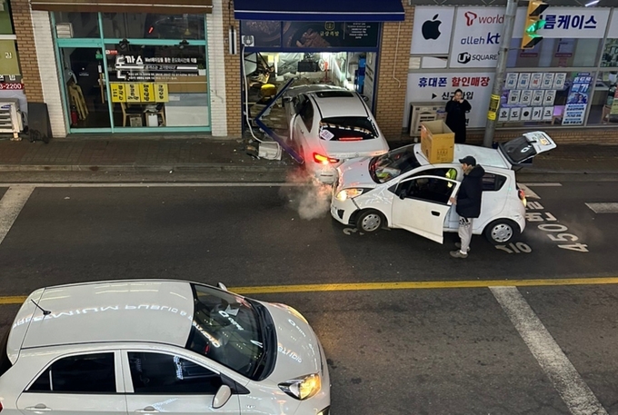 지난 29일 오후 11시쯤 만취한 운전자가 몰던 외제차가 인천 서구 검암동 인근 상가 식당으로 돌진했다. ( 사진 = 인근 상가 주민 제공 )