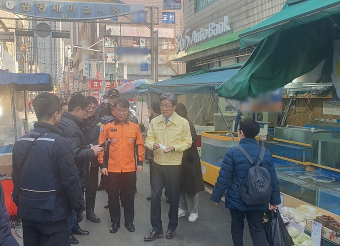 정순욱 광명시 부시장(민방위복 착용)이 광명새마을시장을 둘러보고 있다. (사진=광명시 제공)