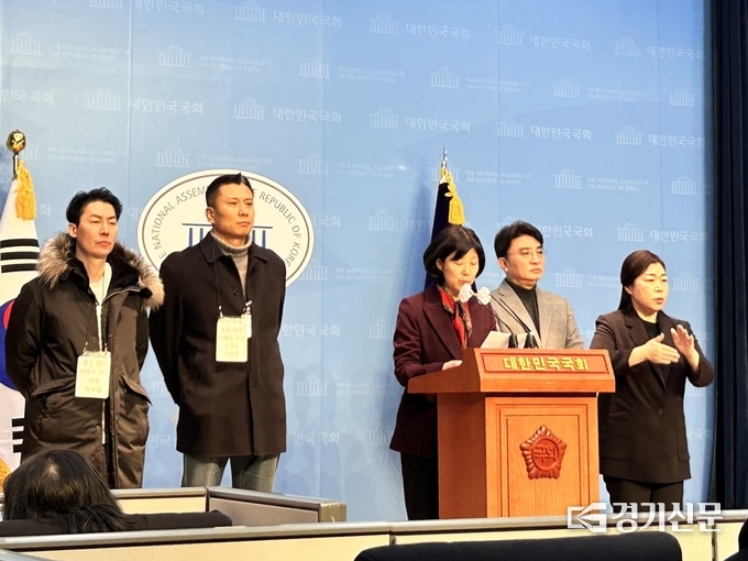 국회 정무위원회 소속 양정숙 의원(왼쪽 3번째)이 홍콩H지수 ELS 피해 관련 기자회견을 진행하고 있다. (사진=고현솔 기자)