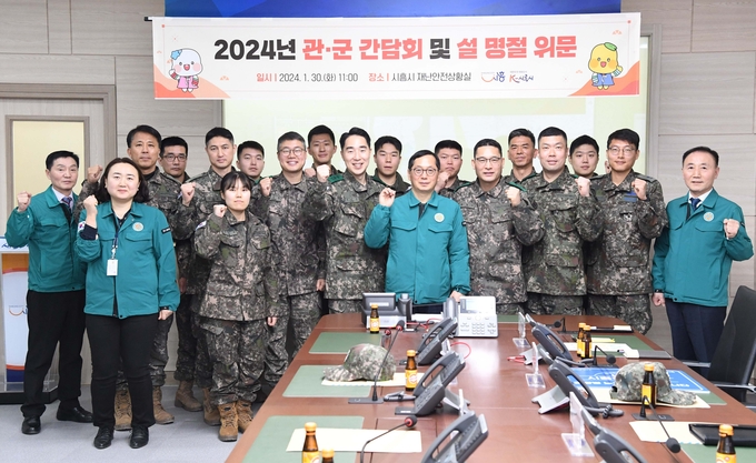 시흥시는 설 명절을 앞두고 30일 시청 재난안전상황실에서 지역방위여단을 포함한 관내 16개 부대 관계자와 함께하는 간담회를 열고, 지역 안보에 헌신하는 장병들을 위해 위문품으로 지역화폐 ‘시루’를 전달했다. (사진=광명시 제공).