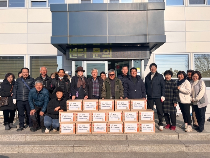 시흥시 신현동 통장협의회는 지난 29일 설을 앞두고 신현동 관내 경로당에 17곳에 사랑의 라면을 전달했다. (사진=시흥시 제공)