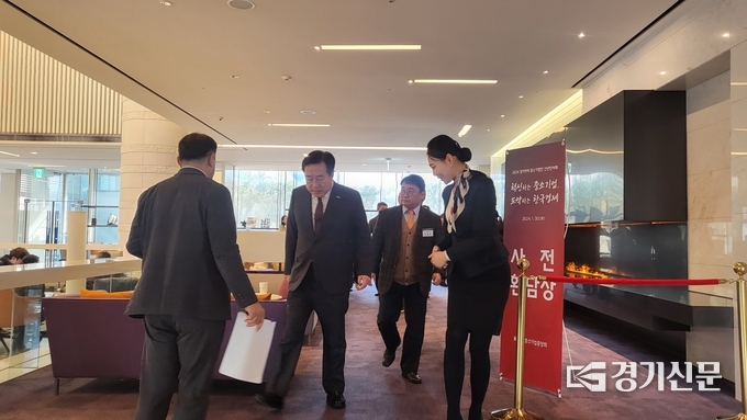 사전 환담이 끝나고 행사장으로 입장하는 내빈. (사진=오다경 기자)