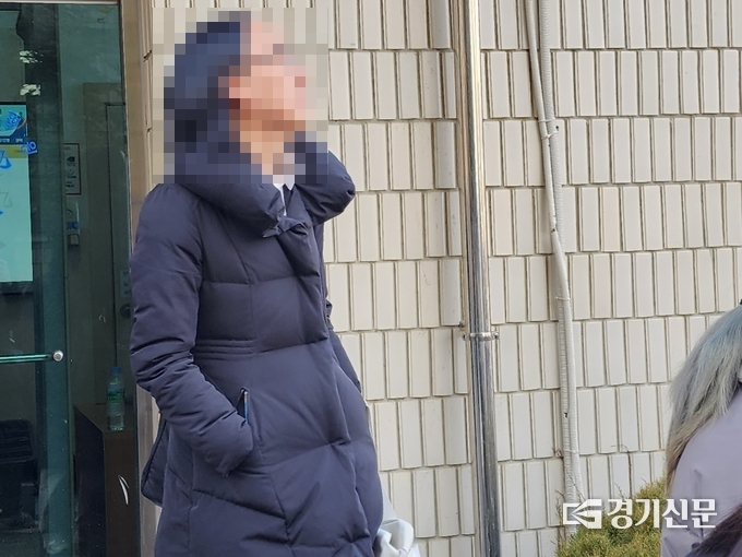  지난 18일 전파무기 피해를 주장하는 단체 중 한명이 재판을 방청한 후 법정에서 나오는 모습. (사진=박진석 기자)