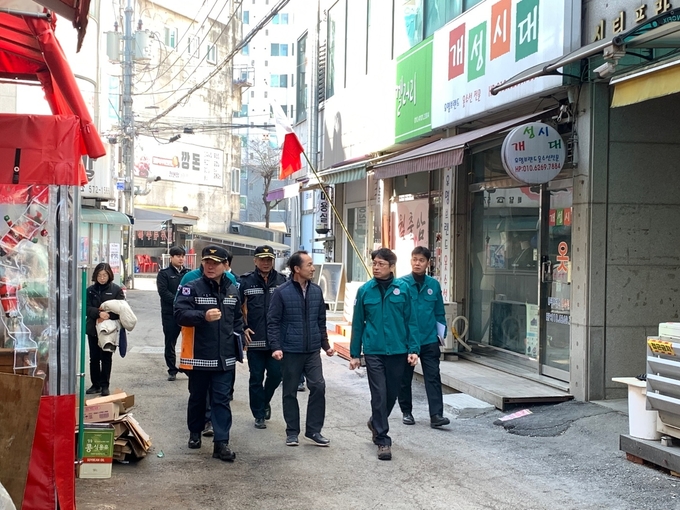 홍지선 남양주시 부시장을 비롯한 남양주소방서· 한국전기안전공사·예스코·민간 전문가 관계자 등이 참여한 가운데 진접 장현전통시장에 대한 현장점검을 실시했다. (사진=남양주시 제공)