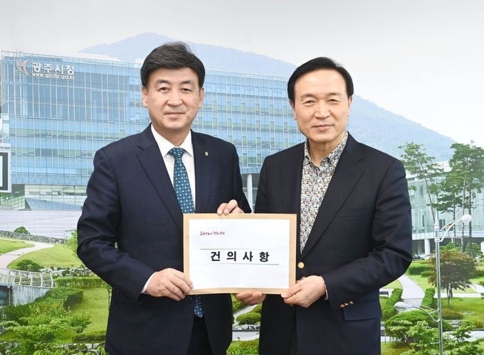 방세환 광주시장(왼쪽)과 임태희 경기도교육감이 교육부에 제출할 '신현1중학교' 신설 건의문. (사진=광주시 제공)