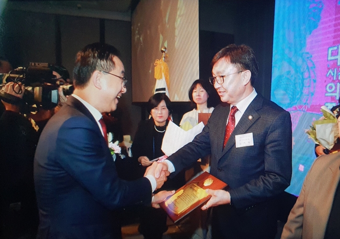 김하식 이천시의회 의장이 대한민국지방의정봉사대상을 수상했다. (사진=이천시의회 제공)
