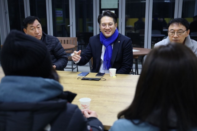 전용기 국회의원이 아파트 상가등 입주자들의 애로사항을 청취하기 위한 릴레이 간담회를 진행하고 있다.(사진=전용기 사무실 제공)