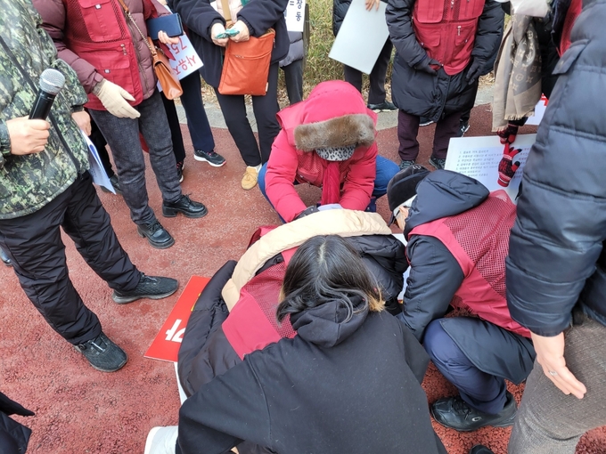 30일 오전 열린 풍무역세권협의위원회 개발 수용재결 집회에서 고령의 집회참여자 한 명이 추위에 떨다 쓰러져 있다. (사진=풍무역세권협의위원회 관계자 제공)