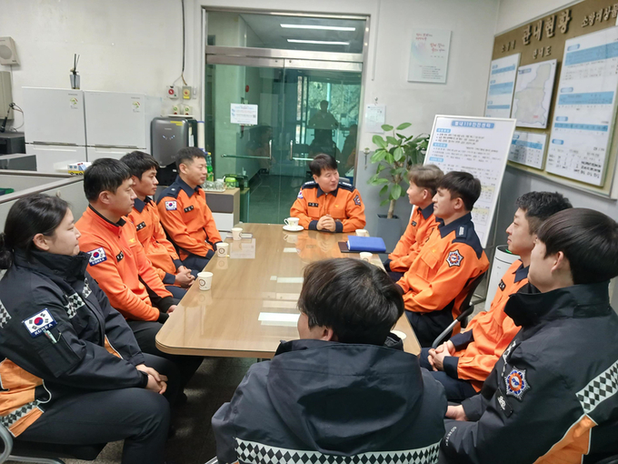 조창근 남양주소방서장은 지난 22일부터 4일간 출동부서 직원들을 격려하고 현장 직원들과의 소통을 위해 관할 안전센터와 지역대를 방문했다. (사진=남양주소방서 제공)