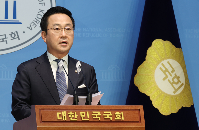 박성준 더불어민주당 대변인이 지난 7일 국회에서 대통령실 제2부속실 설치 추진 관련 논평을 하고 있다. 