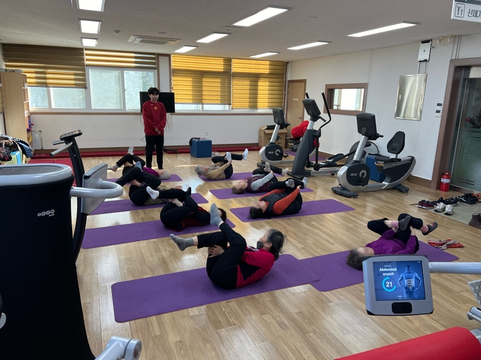남양주보건소 치매안심센터가 지난 15일부터 EGYM 운동순환기구를 이용한 치매예방운동프로그램을 실시하고 있다. (사진=남양주시 제공)
