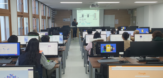 Spotfire를 활용한 데이터 시각화 실습 교육이 진행 중이다.(사진=한신대학교 제공)