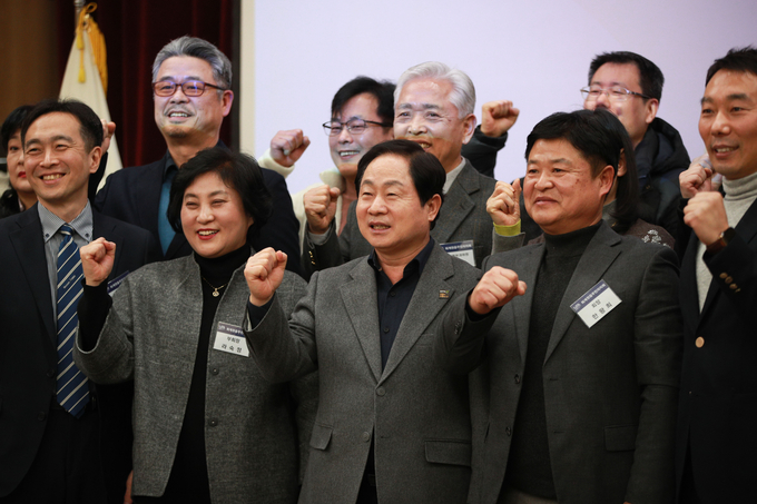 주광덕 남양주시장이 퇴계원읍 주민자치회 출범식에 참석해 관계자들과 함께 화이팅을 외치고 있다. (사진=남양주시 제공)