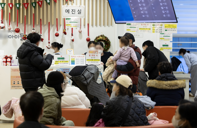 지난 15일 서울의 한 소아청소년과 병원을 찾은 어린이와 부모들이 진료를 기다리고 있다. (사진=연합뉴스)