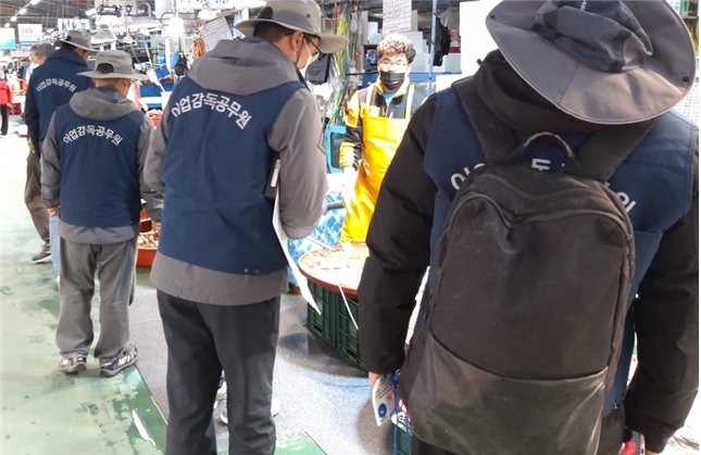 경기도는 수산물 소비가 증가하는 설을 맞아 다음 달 1일부터 8일까지 화성, 안산 등 연안 5개 시군을 대상으로 수산물 불법유통 시군 합동단속을 실시한다. (사진=경기도 제공)