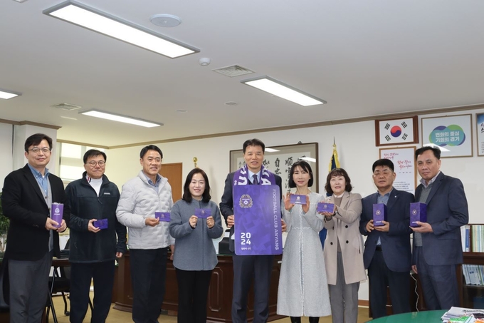 이문규 동안구청장(가운데)이 간부 공무원들과 FC안양 연간회원권을 구매하고 있다.(사진=안양시 제공)