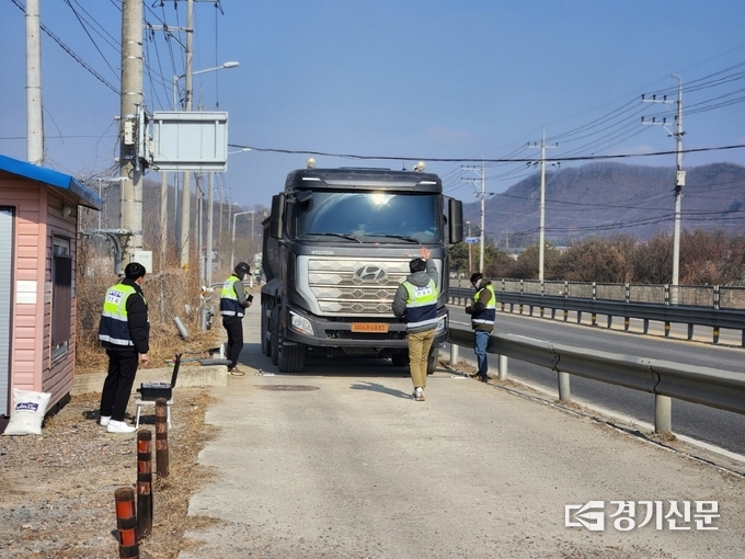 안성시 과적차량 단속 현장. (사진=안성시 제공)