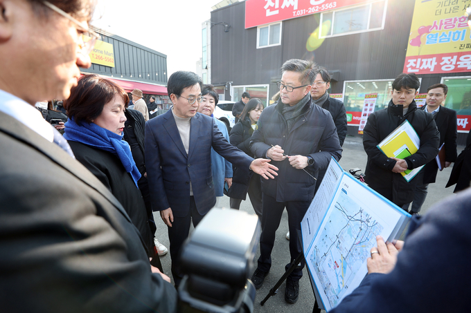 31일 오후 김동연 경기도지사 등이 용인시 수지구 고기동에 소재한 고기교 현장을 점검을 하고 있다. (사진=경기도 제공)