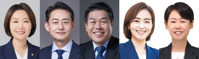 왼쪽부터 이소영 민주 국회의원, 윤재관 전 청와대 국정홍보비서관, 오동현 검찰독재정치탄압 대책위 위원, 이은영 기본사회 의왕본부 상임대표, 조성은 김대중재단 여성본부장. (사진=경기신문DB)