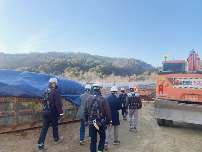 용인특례시 관계자들이 해빙기 건설 현장 안전사고 예방을 위해 대형 건축공사장을 점검하고 있다. (사진=용인시 제공)