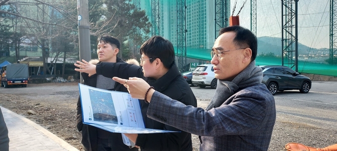 용인특례시 수지구 관계자들이 사업 현장을 점검하고 있다. (사진=용인시 제공)<br>
