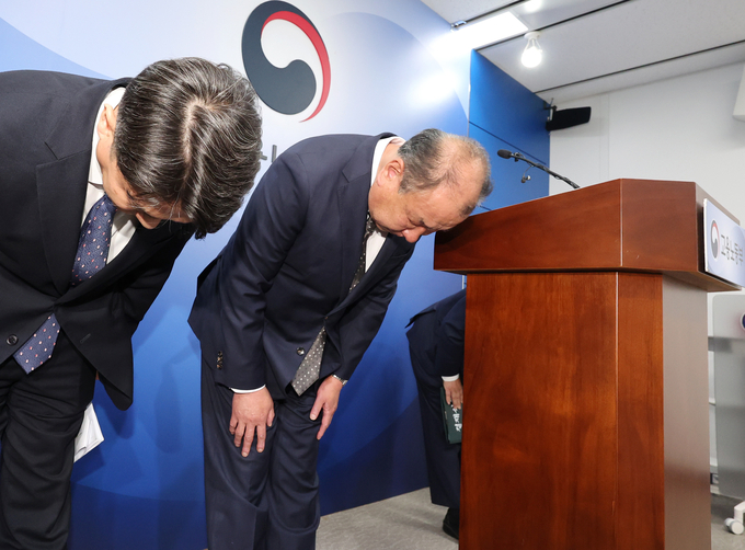  어수봉 전 한국산업인력공단 이사장이 ‘답안지 파쇄’ 사건에 대해 사과하는 모습. (사진=연합뉴스 제공)