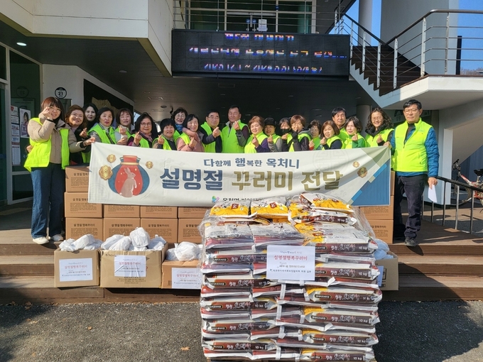 양평 옥천면 지역사회보장협의체가 설 명절 행복꾸러미를 전달하고 있다. (사진=양평군 옥천면 행정복지센터 제공)