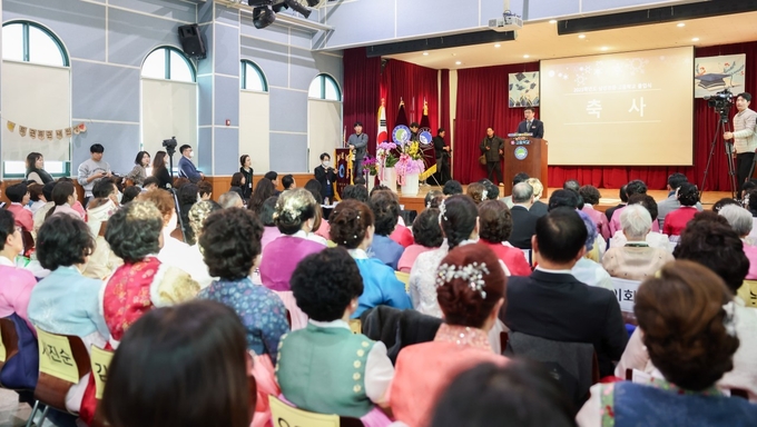 도성훈 인천시교육감이 남인천중·고등학교 졸업식에 참석해 축사를 하고 있다. ( 사진 = 인천시교육청 제공 )
