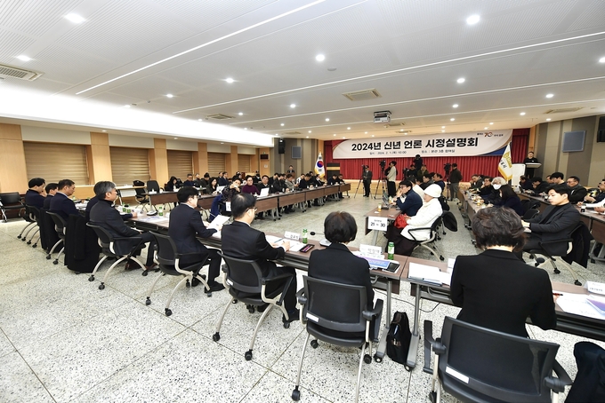 1일 오전 10시 김병수 시장이 새해 신년 언론 설명회에서 김포시 위상을 높이는데 최선을 다하겠다고 밝히고 있다. (사진=천용남기자)<br>
