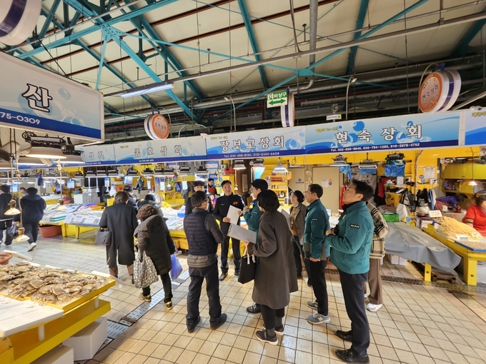  이각균 인천 중구 부구청장과 합동 점검반은 인천종합어시장을 찾아 화재 예방 및 안전점검을 하고 있다. ( 사진 = 중구 제공 ) 