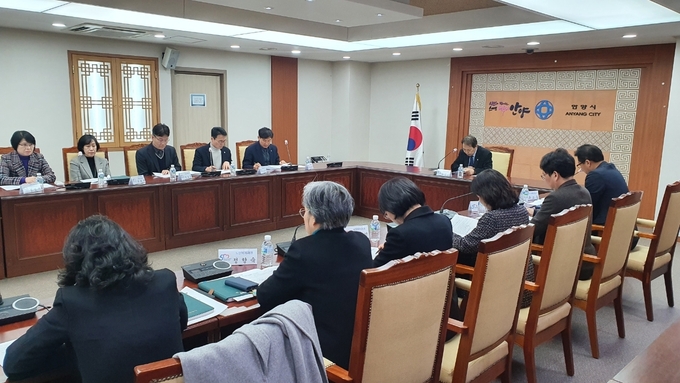 장영근 안양부시장이 지난 31일 시청 전자회의실에서 열린 '2024 설 명절 종합대책 회의'를 주재하고 있다. (사진=안양시 제공)
