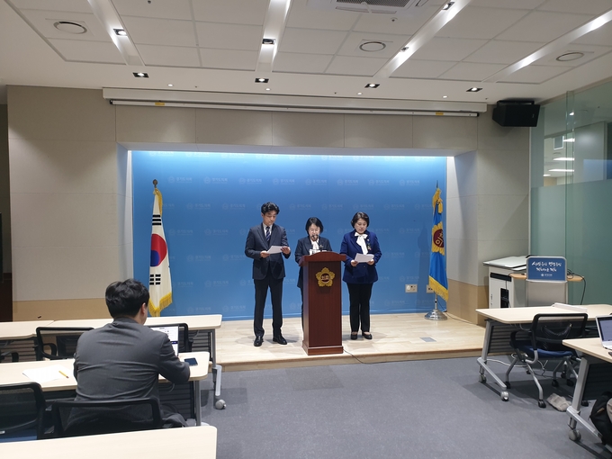 1일 경기도의회 브리핑룸에서 열린 기자회견에서 김미리(무소속·남양주2) 경기도의회 교육행정위원장이 개혁미래당 합류를 선언하고 있다. 왼쪽부터 신민철 전 남양주시의회 의장, 김미리 위원장, 박윤옥(무소속·가선거구) 남양주시의회 의원. (사진=나규항 기자)