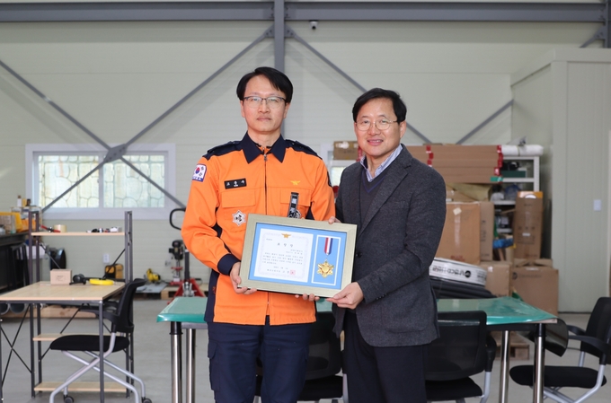 화성소방서가 하천 오염수 관련 복구활동 유공자인 박채형 싸이베리어 대표이사에게 소방서장 표창장을 전달하고 있다. (사진=화성소방서 제공) 