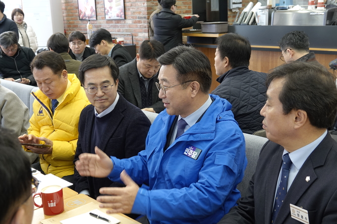 윤호중(왼쪽 세 번째) 국회의원, 김동연(왼쪽 두 번째) 경기지사, 구리시민 간담회. (사진=윤호중 의원실 제공)