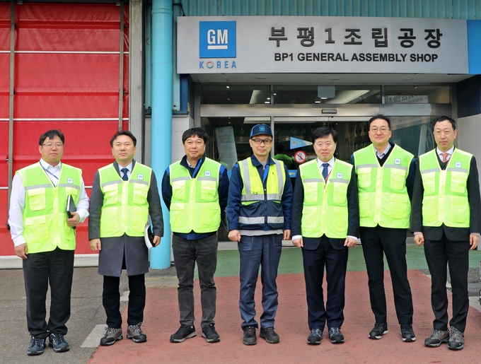 인천항만공사 이경규 사장이 GM한국사업장 부평공장을 방문하고 기념촬영을 하고 있다. ( 사진 = 인천항만공사 제공 )