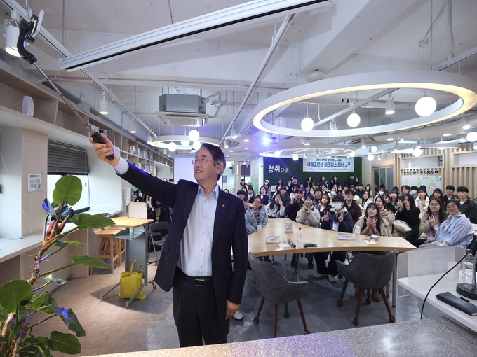 이동환 고양시장이 대학생 행정체험 연수교육에 참석해 강의하고 있다. (사진=고양시 제공)
