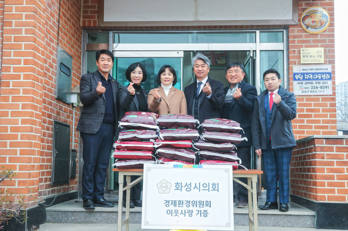 화성시의회 경제환경위원회 의원들이 지난 2일 설 명절을 맞아 관내 복지시설을 찾아 이웃사랑 물품을 전달하고 시설 입소자들과 따뜻한 정을 나눴다. (사진=화성시의회 제공)