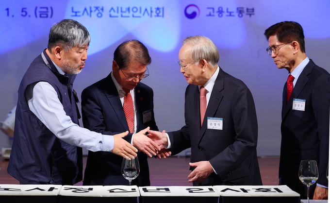 지난달 5일 서울 중구 서울중앙우체국에서 열린 노사정 신년인사회. 왼쪽부터 김동명 한국노총 위원장, 이정식 고용노동부 장관, 손경식 한국경영자총협회장, 김문수 경제사회노동위원장. (사진=연합뉴스)