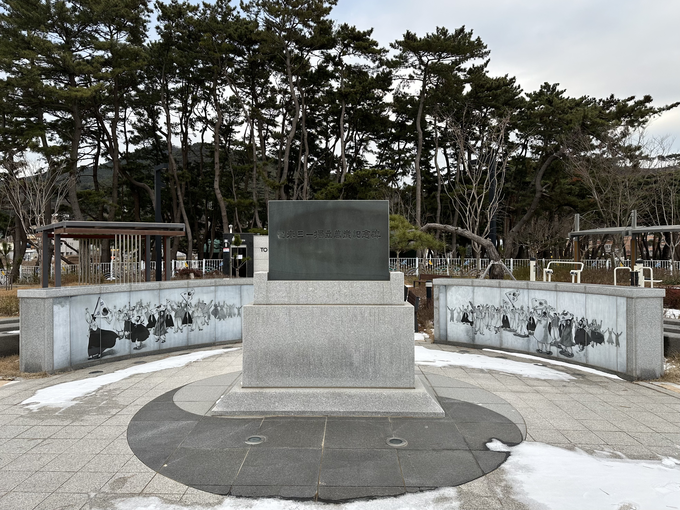 2021년 덕적도 진리 덕적초중고등학교 옆에 만들어진 독립운동 기념공원. ( 사진 = 김주헌 기자)
