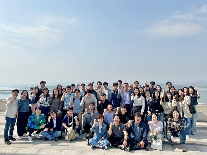 김포문화재단 직원들이 화이팅을 외치고 있다. (사진=김포문화재단 제공)