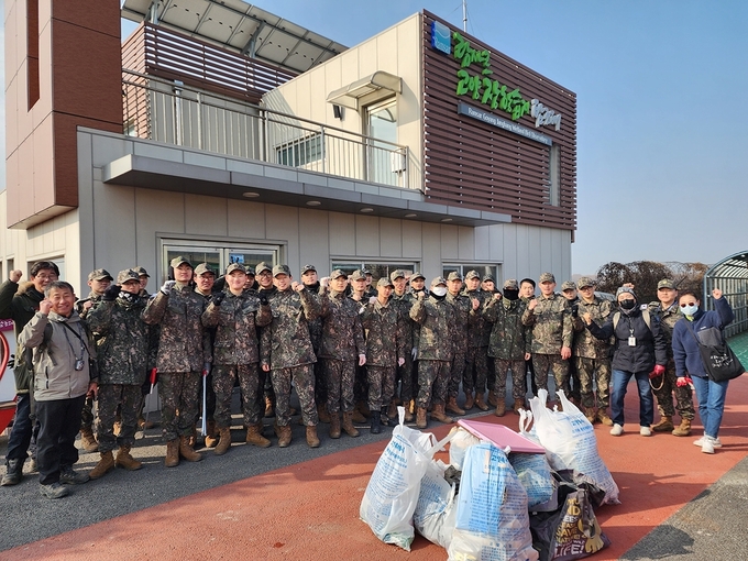고양시자원봉사센터 관계자들과 제1군수지원여단 장병들이 지난 1일 제1군수지원여단 장병들과 함께 장항습지 순찰로 환경정화 활동을 펼쳤다. (사진=고양시자원봉사센터 제공)