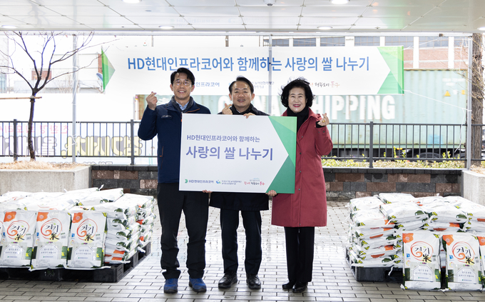 김병주 HD현대인프라코어 인천공장 상무는 인천 동구청에 쌀 710포대를 기증하고 김찬진 동구청장, 유옥분 동구의회 의장과 기념사진을 촬영하고 있다. (사진 = 동구 제공)