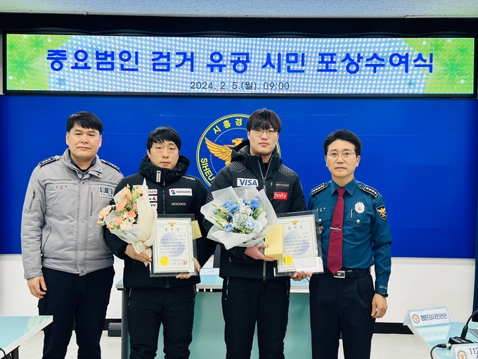 시흥경찰서가 음주 도주차량을 추격하여 검거에 기여한 배달라이더 2명에게 감사장을 수여했다. (사진=시흥경찰서 제공)