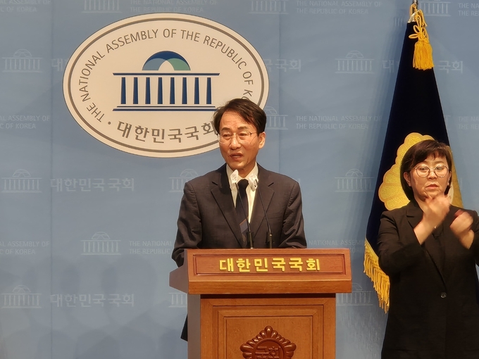 이원욱 의원이 5일 국회 소통관에서 기자회견을 열고 발언하고 있다. (사진=김한별 기자)