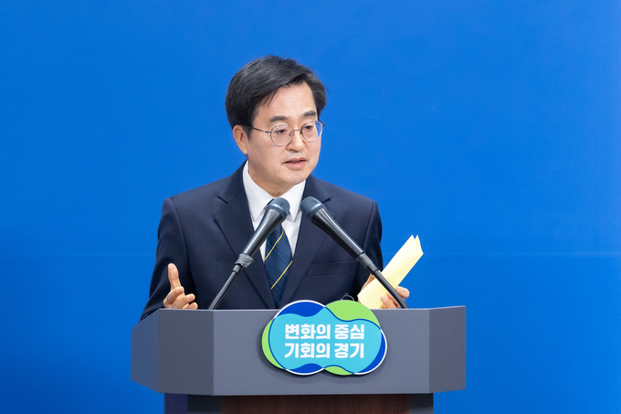 5일 경기도청 브리핑룸에서 열린 경기 동북부권 공공의료원 설립 기자회견에서 김동연 경기도지사가 여당 경기북부특별자치도 및 메가시티 서울 추진에 관한 질문에 답하고 있다. (사진=경기도 제공) 
