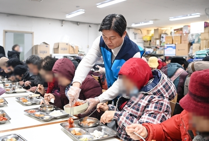 조용익 부천시장이 반찬을 배식하고 있다. (사진=부천시 제공)