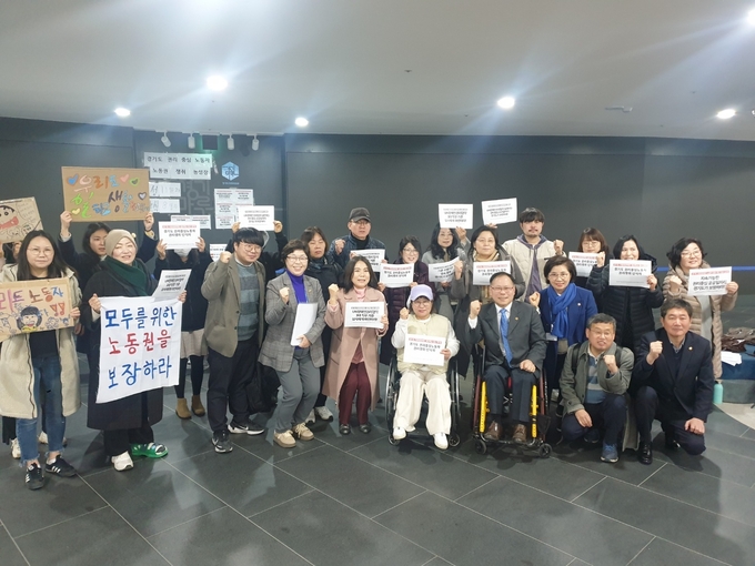5일 경기도청 1층에서 경기도의회 더불어민주당 소속 박옥분(수원2)·김미숙(군포3)·장대석(시흥2)·조용호(오산2)·유호준(남양주6)·박재용(비례) 의원과 장애인단체 관계자들이 단식 농성 중단을 앞두고 기념촬영을 하고 있다. (사진=나규항 기자)