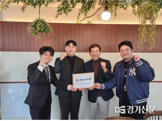김학용 의원이 간담회에 참석한 학생들과 기념촬영을 하고 있다(사진=김학용 의원실 제공)