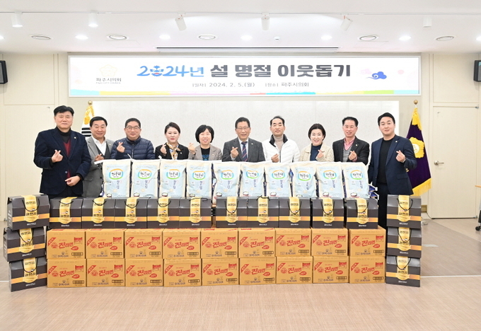 파주시의회 의원들이 관내 19가구에 전달할 위문품을 준비했다. (사진=파주시의회 제공)