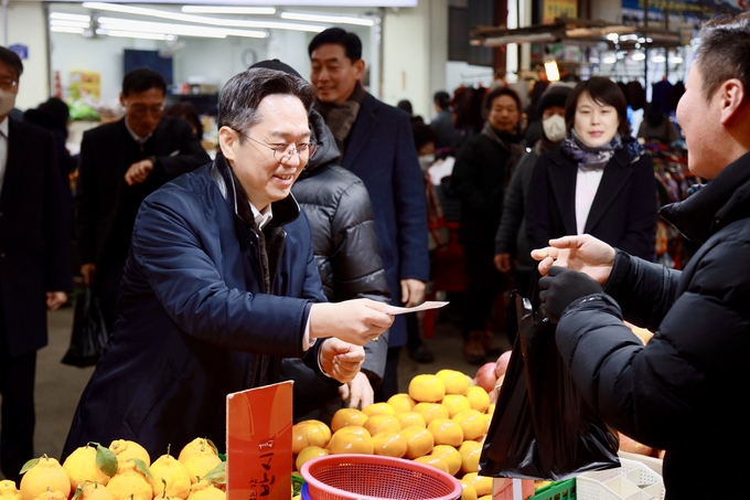 전통시장에 방문한 오호선 중부지방국세청이 물품을 구입하고 있는 모습. (사진=중부지방국세청 제공)